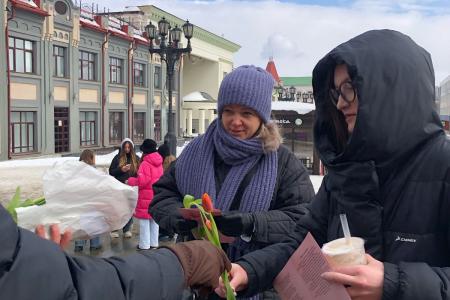 Коммунисты и комсомольцы Уфы поздравили горожанок с праздником