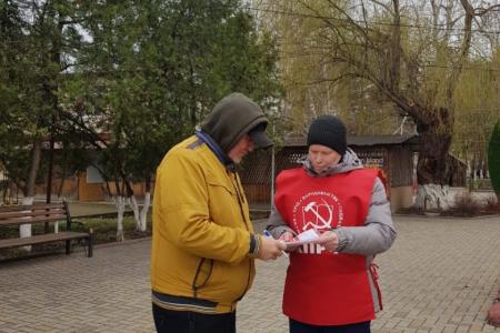 Комсомольцы и молодые коммунисты Карачаево-Черкесии организовали голосование жителей города Черкесска в рамках Народного Референдума КПРФ