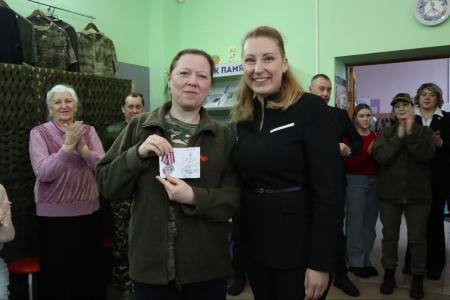 Мария Дробот посетила Семейный Клуб «СВОи.Краснокамск.АТЛЕТ» и вручила медали «80 лет Победы» самым активным участникам