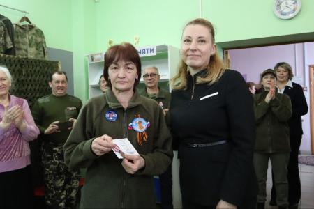 Мария Дробот посетила Семейный Клуб «СВОи.Краснокамск.АТЛЕТ» и вручила медали «80 лет Победы» самым активным участникам