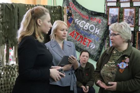 Мария Дробот посетила Семейный Клуб «СВОи.Краснокамск.АТЛЕТ» и вручила медали «80 лет Победы» самым активным участникам