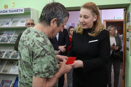 Мария Дробот посетила Семейный Клуб «СВОи.Краснокамск.АТЛЕТ» и вручила медали «80 лет Победы» самым активным участникам