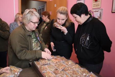 Мария Дробот посетила Семейный Клуб «СВОи.Краснокамск.АТЛЕТ» и вручила медали «80 лет Победы» самым активным участникам