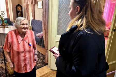 Мария Дробот и Ксения Айтакова вручили юбилейные медали труженикам тыла