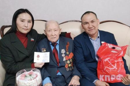 Калмыкия. Депутаты фракции КПРФ в Элистинском городском Собрании вручили юбилейные медали ветеранам – труженикам тыла