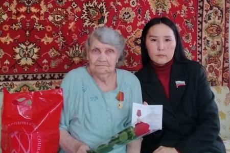 Калмыкия. Депутаты фракции КПРФ в Элистинском городском Собрании вручили юбилейные медали ветеранам – труженикам тыла