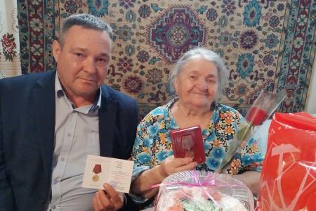Калмыкия. Депутаты фракции КПРФ в Элистинском городском Собрании вручили юбилейные медали ветеранам – труженикам тыла