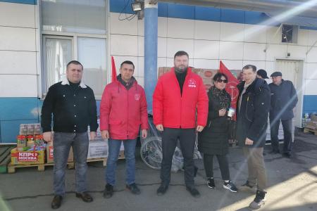 Московские коммунисты приняли участие в отправке гуманитарного конвоя КПРФ