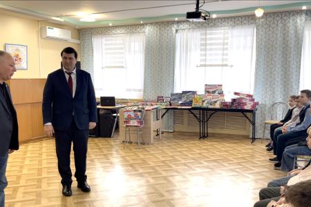 Олег Лебедев привез подарки воспитанникам Вологодского детского дома
