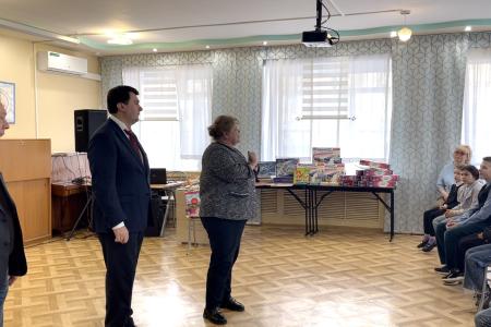 Олег Лебедев привез подарки воспитанникам Вологодского детского дома