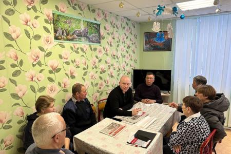 Ненецкий автономный округ. Лидер местных коммунистов Михаил Райн встретился с партийными активистами и жителями отдаленного поселка Красное