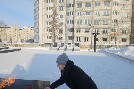 Ямальские коммунисты в День памяти И.В. Сталина возложили цветы к мемориалам Вечного огня