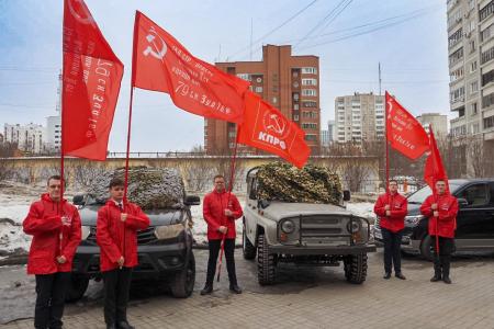 Свердловские коммунисты передали два внедорожника бойцам СВО