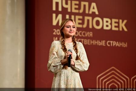 Г.А. Зюганов: "Пчела демонстрирует человеку примеры миролюбия и трудолюбия"
