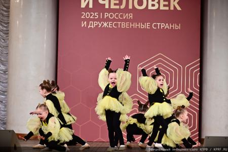 Г.А. Зюганов: "Пчела демонстрирует человеку примеры миролюбия и трудолюбия"