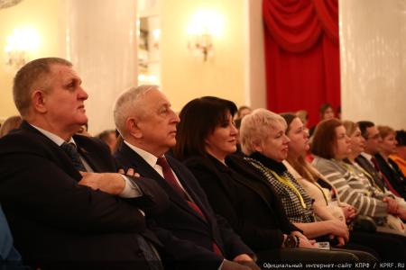 Г.А. Зюганов: "Пчела демонстрирует человеку примеры миролюбия и трудолюбия"