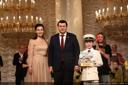 Г.А. Зюганов: "Пчела демонстрирует человеку примеры миролюбия и трудолюбия"