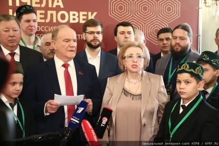 Г.А. Зюганов: "Пчела демонстрирует человеку примеры миролюбия и трудолюбия"