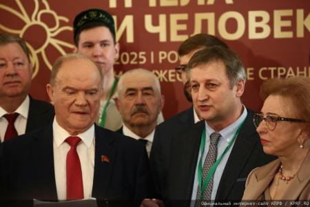 Г.А. Зюганов: "Пчела демонстрирует человеку примеры миролюбия и трудолюбия"