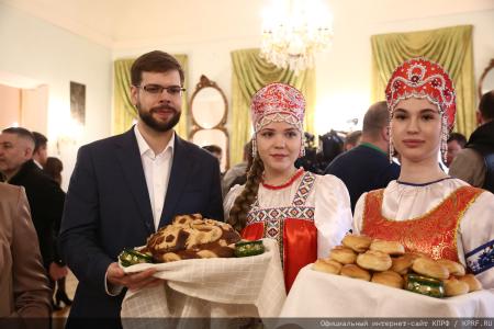 Г.А. Зюганов: "Пчела демонстрирует человеку примеры миролюбия и трудолюбия"