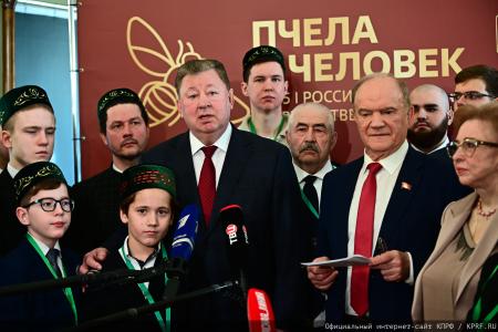 Г.А. Зюганов: "Пчела демонстрирует человеку примеры миролюбия и трудолюбия"