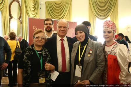 Г.А. Зюганов: "Пчела демонстрирует человеку примеры миролюбия и трудолюбия"