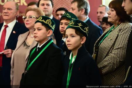 Г.А. Зюганов: "Пчела демонстрирует человеку примеры миролюбия и трудолюбия"