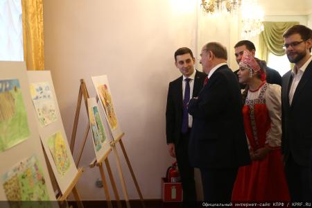 Г.А. Зюганов: "Пчела демонстрирует человеку примеры миролюбия и трудолюбия"