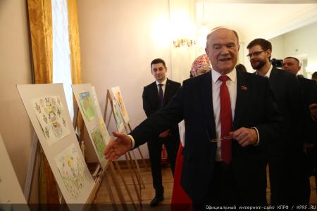 Г.А. Зюганов: "Пчела демонстрирует человеку примеры миролюбия и трудолюбия"