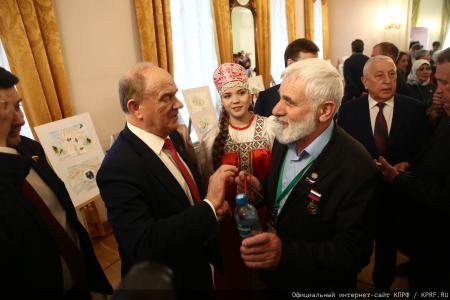 Г.А. Зюганов: "Пчела демонстрирует человеку примеры миролюбия и трудолюбия"