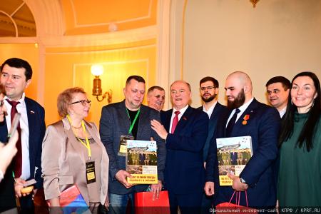 Г.А. Зюганов: "Пчела демонстрирует человеку примеры миролюбия и трудолюбия"
