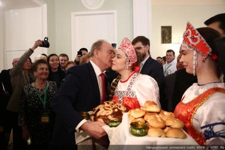 Г.А. Зюганов: "Пчела демонстрирует человеку примеры миролюбия и трудолюбия"