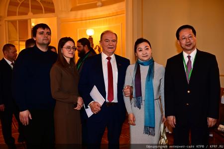 Г.А. Зюганов: "Пчела демонстрирует человеку примеры миролюбия и трудолюбия"
