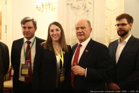 Г.А. Зюганов: "Пчела демонстрирует человеку примеры миролюбия и трудолюбия"