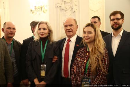 Г.А. Зюганов: "Пчела демонстрирует человеку примеры миролюбия и трудолюбия"