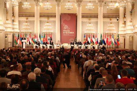 Г.А. Зюганов: "Пчела демонстрирует человеку примеры миролюбия и трудолюбия"