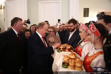 Г.А. Зюганов: "Пчела демонстрирует человеку примеры миролюбия и трудолюбия"