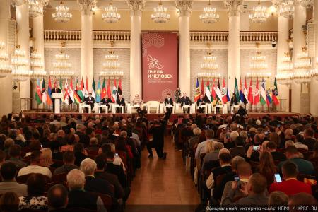 Г.А. Зюганов: "Пчела демонстрирует человеку примеры миролюбия и трудолюбия"