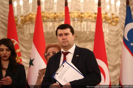 Г.А. Зюганов: "Пчела демонстрирует человеку примеры миролюбия и трудолюбия"