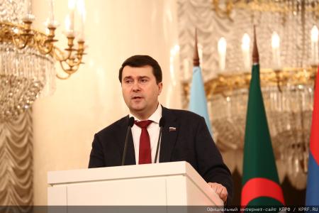 Г.А. Зюганов: "Пчела демонстрирует человеку примеры миролюбия и трудолюбия"
