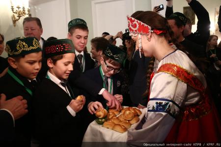 Г.А. Зюганов: "Пчела демонстрирует человеку примеры миролюбия и трудолюбия"