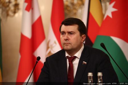 Г.А. Зюганов: "Пчела демонстрирует человеку примеры миролюбия и трудолюбия"