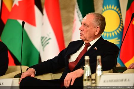 Г.А. Зюганов: "Пчела демонстрирует человеку примеры миролюбия и трудолюбия"