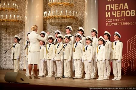 Г.А. Зюганов: "Пчела демонстрирует человеку примеры миролюбия и трудолюбия"