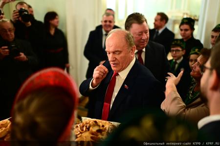 Г.А. Зюганов: "Пчела демонстрирует человеку примеры миролюбия и трудолюбия"