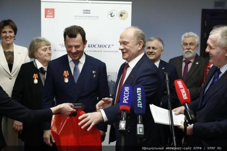Г.А. Зюганов открыл в Госдуме выставку «Первые в Космосе»