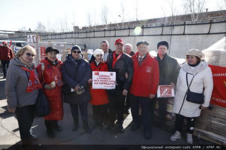 Для фронта и Победы! 136-й гуманитарный конвой от КПРФ ушел в Новороссию и Курск