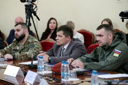Участник СВО, депутат думы Ставрополья от КПРФ Михаил Макуха принял участие в кругом столе о патриотическом воспитании молодежи
