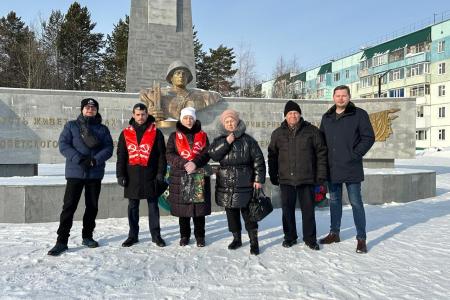 Ямальские коммунисты в День памяти И.В. Сталина возложили цветы к мемориалам Вечного огня