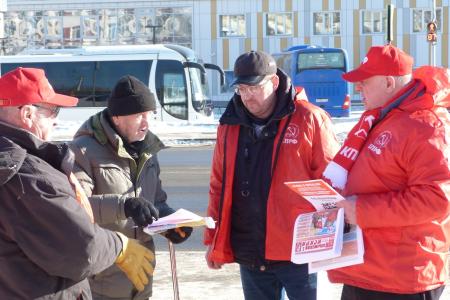 Магаданские коммунисты провели акцию "Красные в городе"